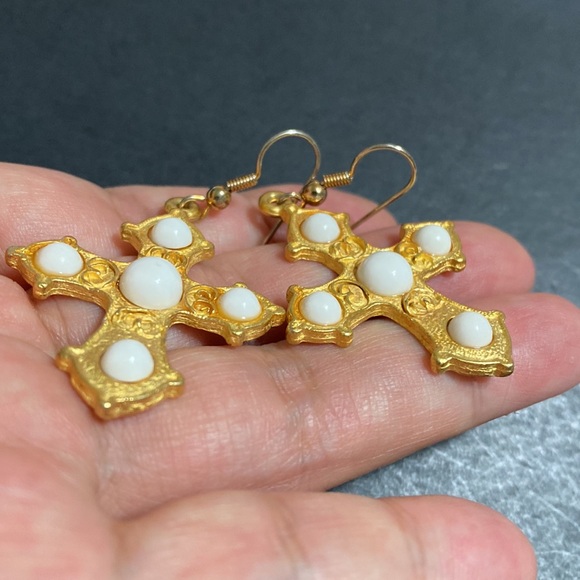 🖤Vtg💕Matte gold cross earrings - Picture 3 of 9